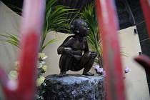 Socha čůrající holčičky je protějškem mnohem slavnější sochy čůrajícího chlapečka v Bruselu.