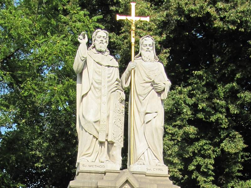 Socha svatých Cyrila a Metoděje