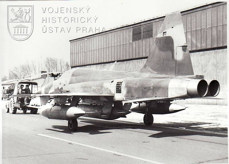 Unikátní fotografie z příjezdu F-5 do muzea, o který se zasloužil jeho tehdejší ředitel. Předtím F-5 (na zemi) testovali například v Aeru Vodochody