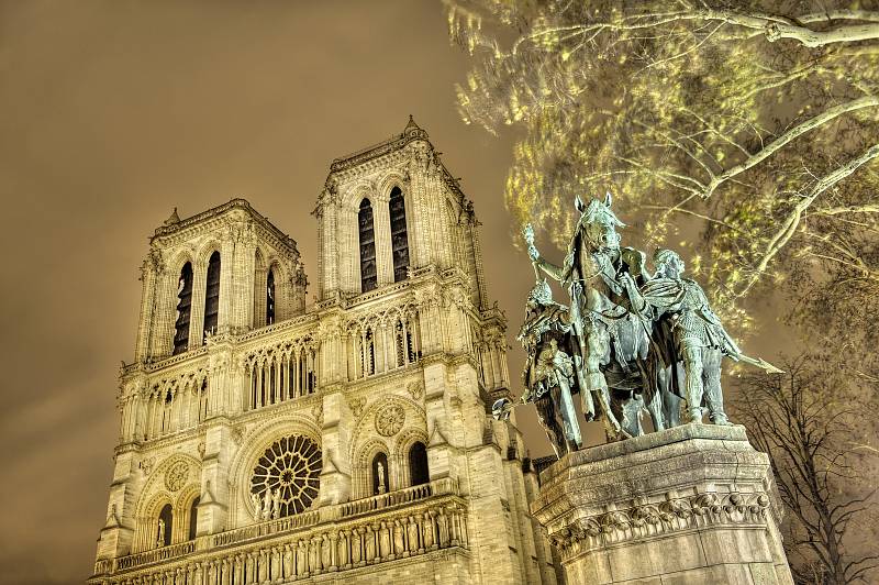 5. Pařížský chrám Notre-Dame odolal i ničivému požáru.