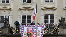 Inauguraci Petra Pavla sledovalo zaplněné nádvoří Pražského hradu. Nový český prezident k lidem promluvil z balkonu, zazněla i hymna