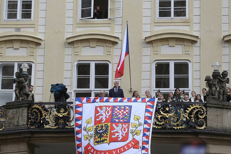 Inauguraci Petra Pavla sledovalo zaplněné nádvoří Pražského hradu. Nový český prezident k lidem promluvil z balkonu, zazněla i hymna