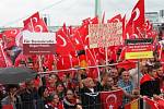 V napjaté situaci a za dohledu tisíců policistů začala v Kolíně demonstrace na podporu tureckého prezidenta Recepa Erdogana.
