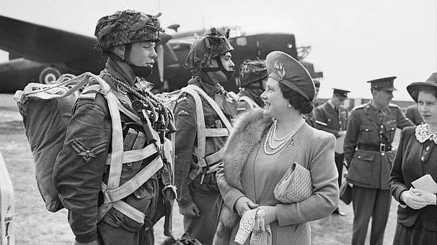 Královna Alžběta v rozhovoru s výsadkářem během přípravy vylodění v Normandii. Wikimedia Commons