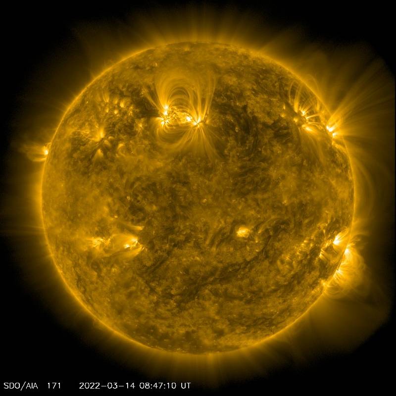 Slunce, tvořící střed naší sluneční soustavy, viděné ve více vlnových délkách