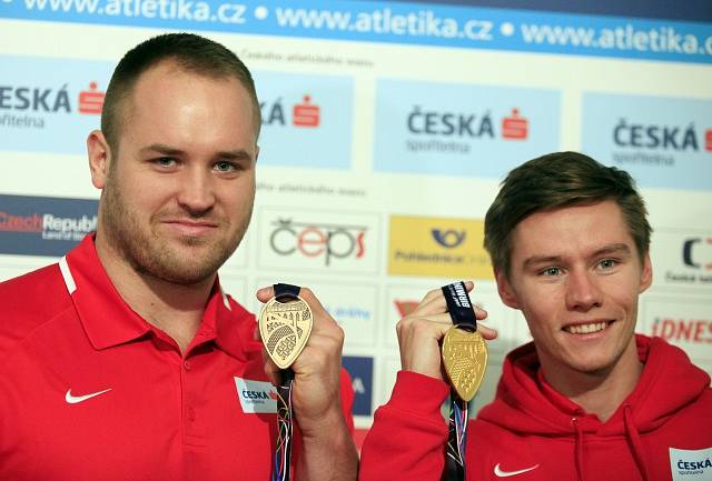 Koulař Tomáš Staněk (vlevo) s bronzovou medailí a sprinter Pavel Maslák se zlatou medailí 5. března 2018 po jejich příletu do Prahy z halového mistrovství světa v atletice v Birminghamu.