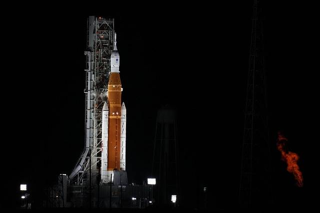 Mise Artemis: Raketa NASA je připravená ke startu.