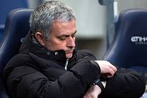 Kdy už bude konec? Trenér José Mourinho se s fotbalovou Chelsea do čtvrtfinále Anglického poháru nepodívá.