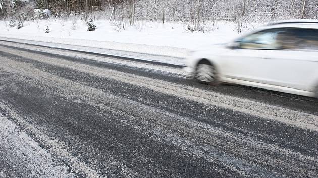 Náledí a sníh na silnici - Ilustrační foto