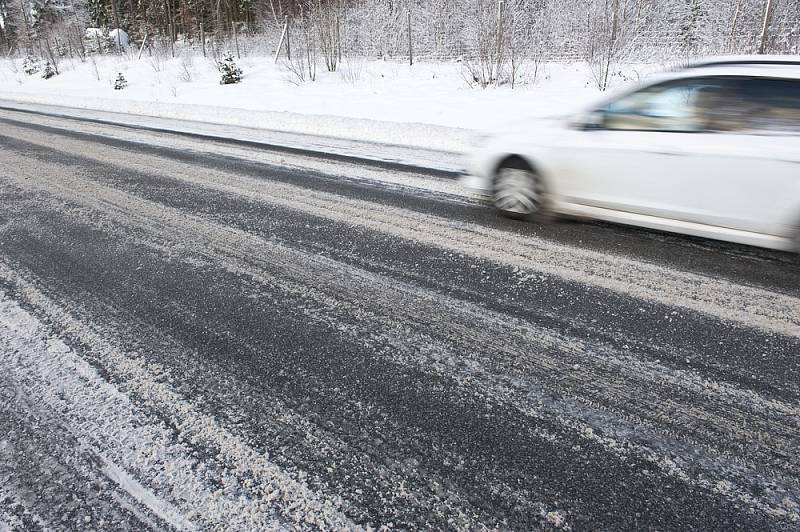 Náledí a sníh na silnici - Ilustrační foto
