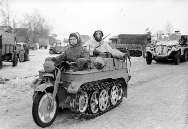 Kettenkrad za jízdy v zimě na východní frontě.