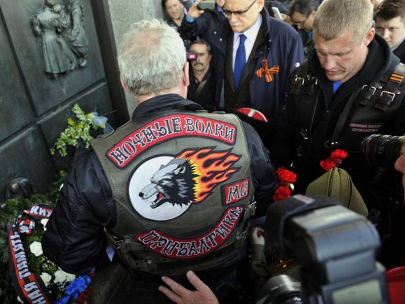 U památníku Slavín motorkáři včetně několika členů ruského klubu Noční vlci položili věnce a uctili památku vojáků, kteří padli ve druhé světové válce.