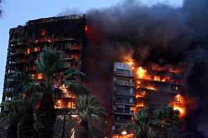Požár výškové budovy ve španělské Valencii se rozšířil během velmi krátké doby.