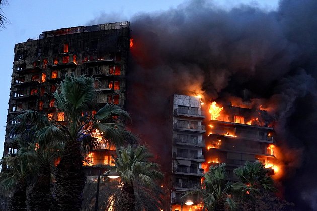 Ve Španělsku hoří čtrnáctipatrová budova. Úřady se obávají vysokého počtu obětí
