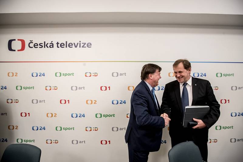 Rada ČT volila ředitele České televize. Zvolen byl Petr Dvořák, na snímku s předsedou rady Janem Bednářem.