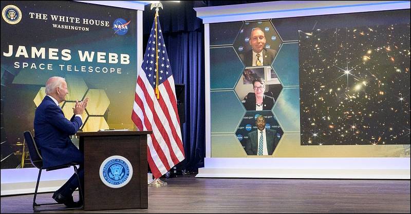 Americký prezident Joe Biden při představení prvních fotografií z Webbova teleskopu.
