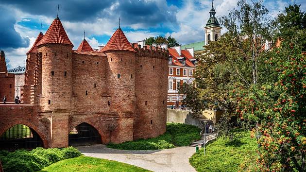 Varšavský barbakan, pevnost,  patří mezi nejoblíbenější turistické atrakce polské metropole.