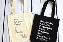 Plátěná taška má ministerstvu životního prostředí pomoci v boji proti taškám igelitovým