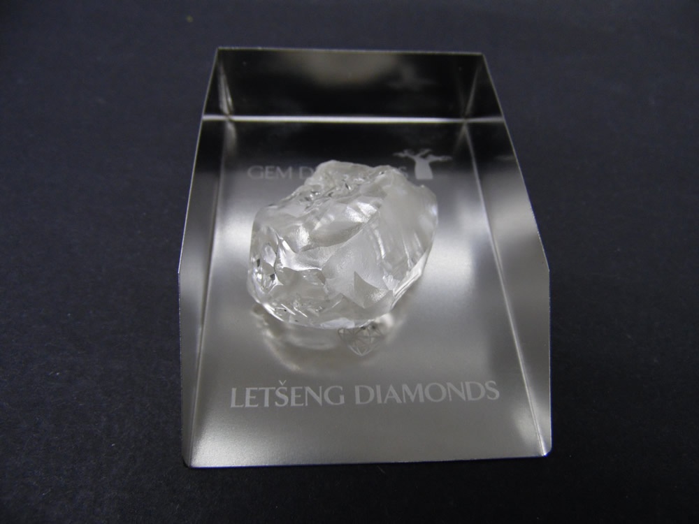 Pátý největší diamant na světě jde do prodeje. Je velký jako dva golfové  míčky - Deník.cz