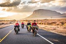 On the road. Slovenští motorkáři objevují na africkém kontinentu svobodu i sami sebe.