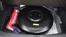 Nádrž na LPG v zavazadelníku Toyoty RAV 4 hybrid
