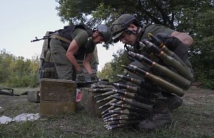 Ukrajinští vojáci v Charkovské oblasti při přípravě kulometu ke střelbě, 24. srpna 2022
