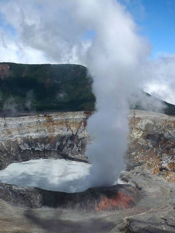 Sopka Poás je stále aktivní. U jezera Laguna Caliente po jejím vrcholem dochází často k erupcím.