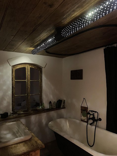 Ventilátor dodává koupelně romantickou atmosféru.