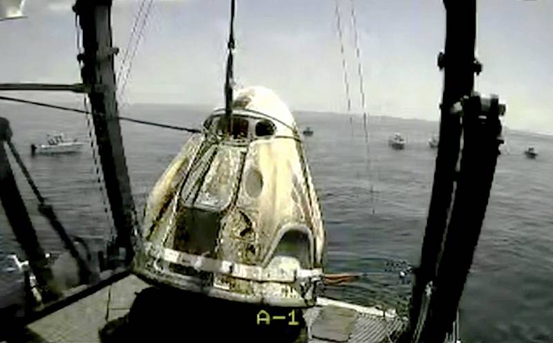 Kosmická loď Dragon Crew přistála v Mexickém zálivu.