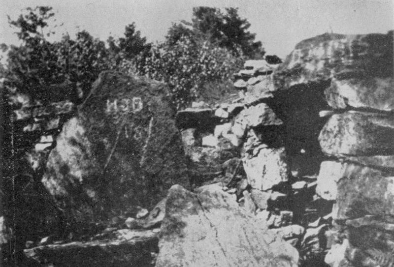 Fotografie výklenku věštírny pořízená kolem roku 1900.