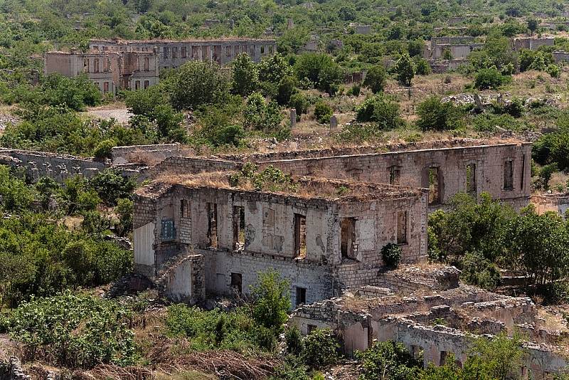 Město Agdam patří mezi ta města duchů, jejichž úpadek způsobila válka. Konkrétně dlouhá léta se tahající konflikt o Náhorní Karabach.