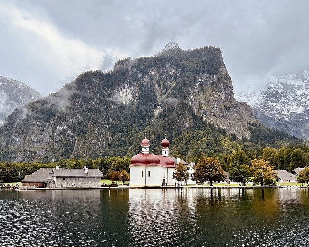 Na břehu jezera Königssee  stojí o kostel sv. Bartoloměje.