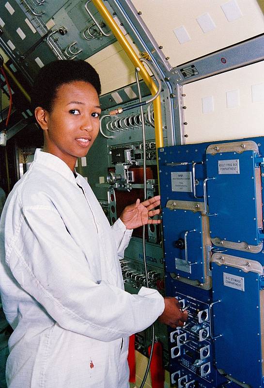 Mae Jemisonová se stala první Afroameričankou, která se dostala do vesmíru. Do kosmu letěla na palubě raketoplánu Endeavour. Snímek pochází z doby výcviku.