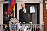 Assange na balkóně ekvádorské ambasády