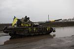 Ukrajinci možná už brzy získají zpět Rusy okupované město Cherson. Na snímku ukrajinský voják na tanku poblíž Borivske v Charkovské oblasti 23. října 2022