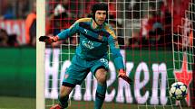 Brankář Arsenalu Petr Čech měl proti Bayernu Mnichov plné ruce práce.
