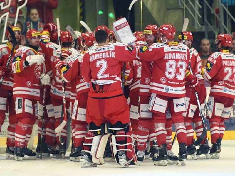 Hokejisté Třince slaví postup do semifinále extraligy.