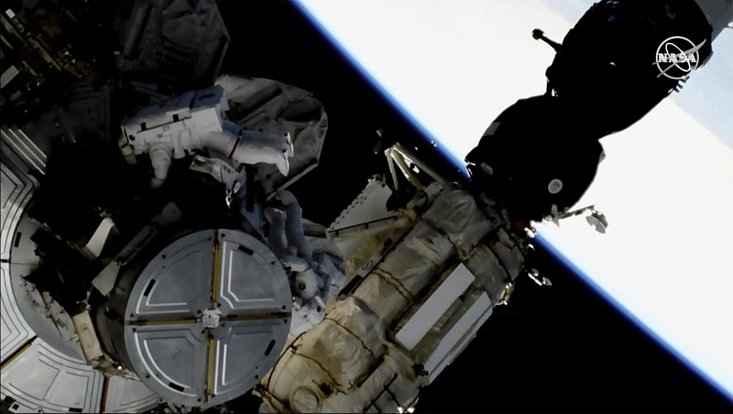 Američtí astronauti Anne McClainová a Nick Hague během pracovní směny vně orbitálního komplexu Mezinárodní vesmírné stanice (ISS)
