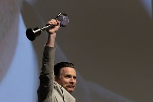 Ewan McGregor převzal na karlovarském festivalu cenu a přivezl film natočený s dcerou