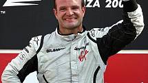 Rubens Barrichello z Brawnu slaví vítězství ve Velké ceně Itálie v Monze.