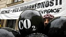 Sympatizanti ekologického hnutí Greenpeace demonstrovali 16. února 2009 před úřadem vlády.