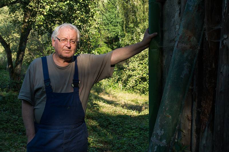 Geolog a spisovatel Václav Cílek tráví léto na své chalupě na Kokořínsku.