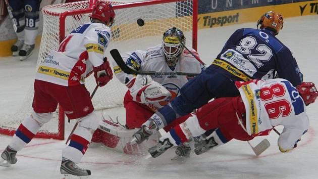 Útočník Lasselsbergeru Plzeň Tomáš Divíšek (v modrém) padá po zákroku budějovického Tomáše Mertla (vpravo) během úterního zápasu hokejového Tipsport Cupu, který se hrál v Plzni.