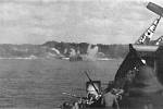 Japonský kamikaze havaruje přibližně 20 metrů od americké letadlové lodi u Kerama rettó, 2. dubna 1945