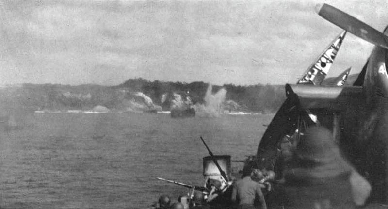 Japonský kamikaze havaruje přibližně 20 metrů od americké letadlové lodi u Kerama rettó, 2. dubna 1945