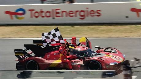 Vítěz 24 hodin Le Mans 2023, Ferrari stáje AF Corse, při triumfální jízdě.