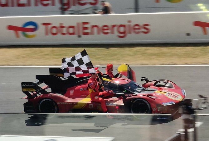 Vítěz 24 hodin Le Mans 2023, Ferrari stáje AF Corse, při triumfální jízdě.