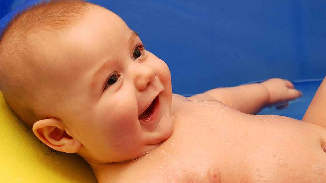 Плачет при купании. Новорожденный плачет во время купания. Новорожденный плачет после купания. Почему младенец плачет во время купания. Почему ребенок плачет во время купания новорожденный.