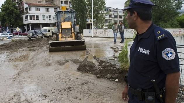 Buldozer odstraňuje zátaras v Kosovské Mitrovici.