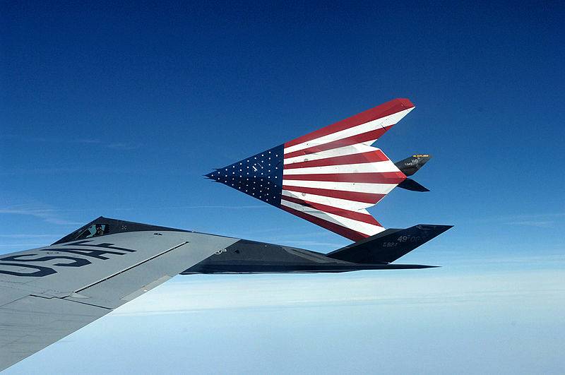 V amerických barvách. V době, kdy byly stealth technologie obecně v plenkách, se F-117A stalo pýchou amerického letectva. Dlouho byly tyto letouny považovány za nesestřelitelné. Foto: Wikimedia Commons, U.S. Air Force photo/Senior Master Sgt. Kim Frey, vo